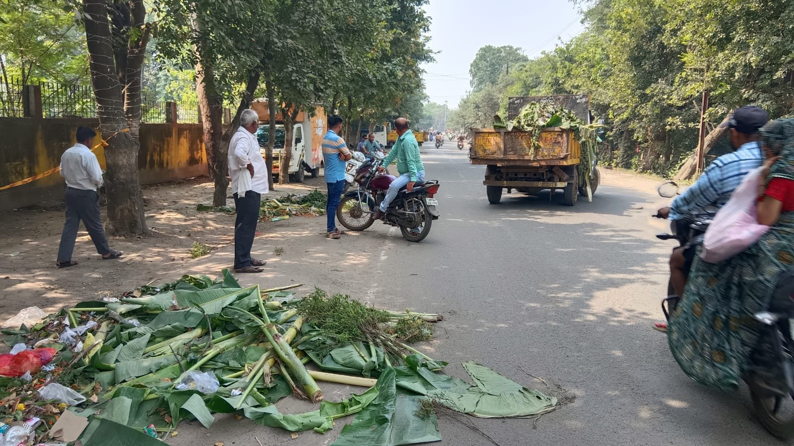 Diwali waste was cleaned up, 35 trolleys of garbage from the market area were taken to the trenching ground.